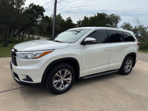 Used 2015 Toyota Highlander Plus FWD image 5