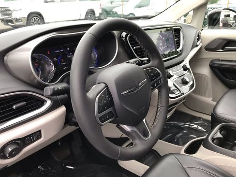 Used 2024 Chrysler Pacifica Touring-L FWD image 19