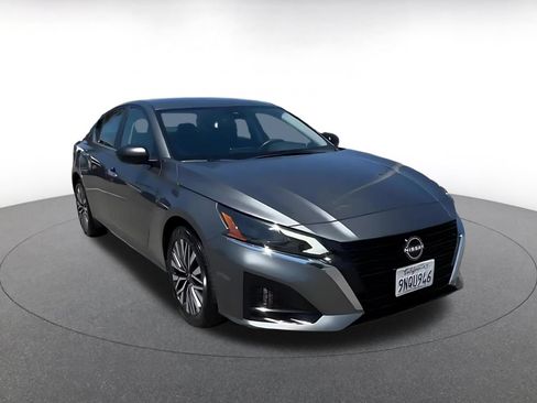 Used 2025 Nissan Altima 2.5 SV FWD image 3