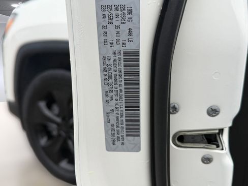 Used 2018 Jeep Compass Latitude FWD image 19