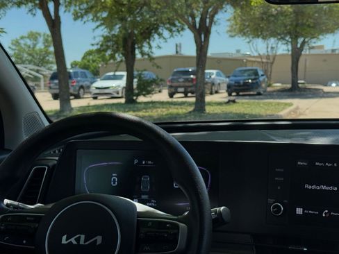 Used 2025 Kia Sportage LX image 34