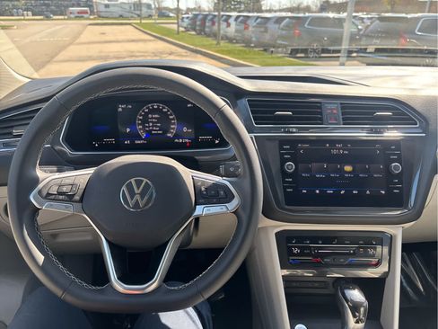 Used 2022 Volkswagen Tiguan SE AWD/4WD image 13