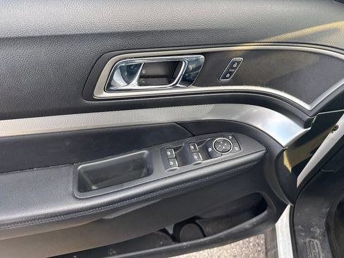 Used 2017 Ford Explorer XLT AWD/4WD image 9