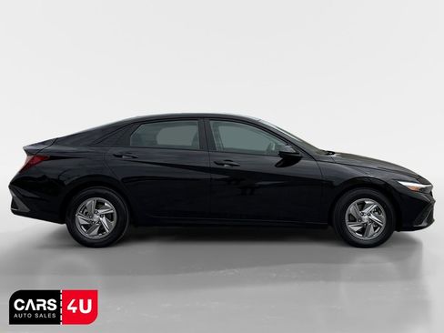 Used 2025 Hyundai Elantra SE w/ Cargo Package FWD image 8