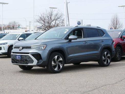 Used 2025 Volkswagen Taos SE AWD/4WD image 3