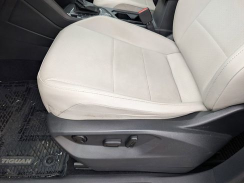 Used 2020 Volkswagen Tiguan SE w/ Panoramic Sunroof Package AWD/4WD image 15