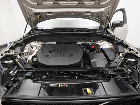 Used 2024 Volvo XC60 B5 Plus w/ Protection Package Premier image 3