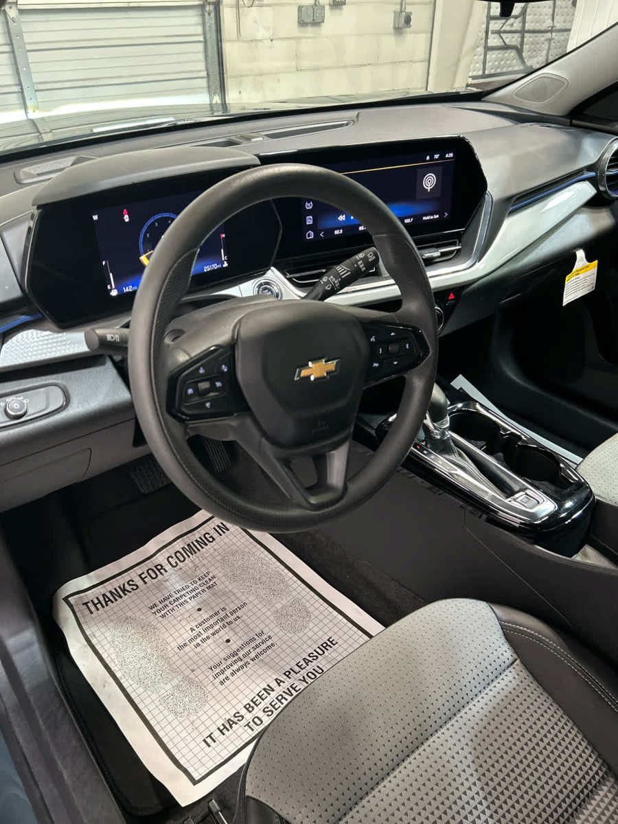 Used 2025 Chevrolet Trax LT FWD image 8