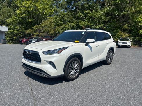 Used 2021 Toyota Highlander Platinum FWD image 1