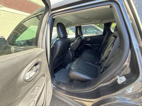 Used 2019 Jeep Cherokee Limited AWD/4WD image 6