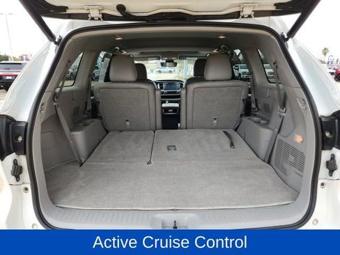 Used 2019 Toyota Highlander XLE image 12