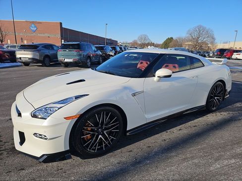 Used 2024 Nissan GT-R Premium w/ Premium Interior Package image 9