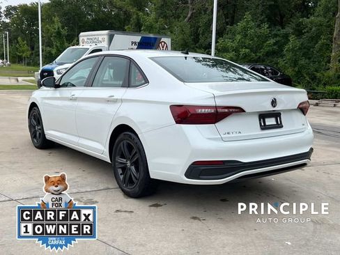 Used 2022 Volkswagen Jetta SE w/ Panoramic Sunroof Package image 9