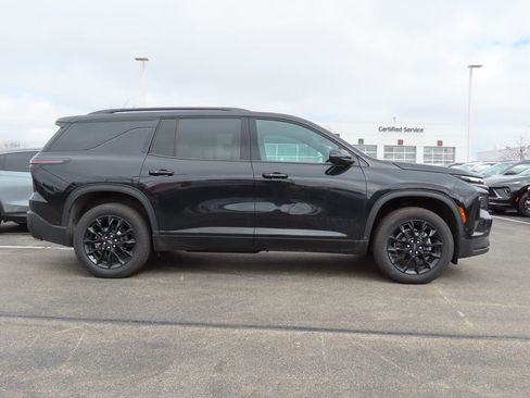 Used 2024 Chevrolet Traverse LT w/ Enhanced Driving Package image 2