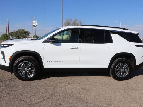 Used 2026 Chevrolet Traverse LT image 4