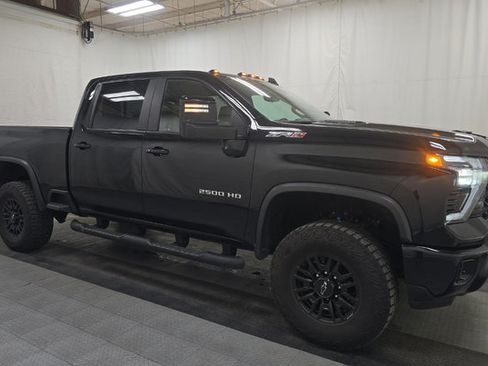 Used 2024 Chevrolet Silverado 2500 ZR2 w/ Technology Package AWD/4WD image 2