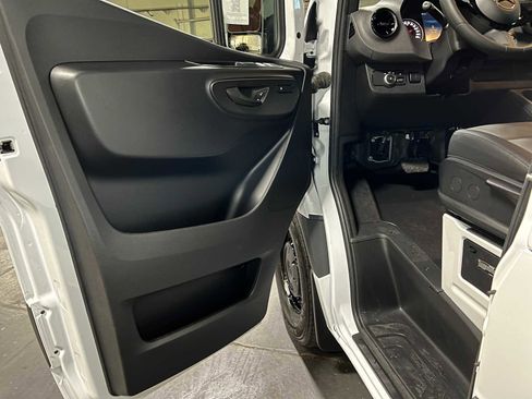 Used 2025 Mercedes-Benz Sprinter 2500 image 19