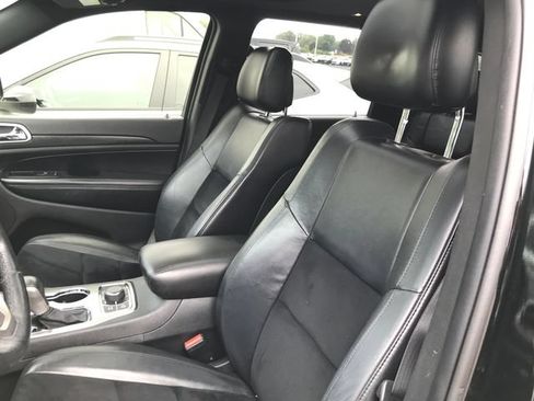 Used 2018 Jeep Grand Cherokee Laredo AWD/4WD image 4