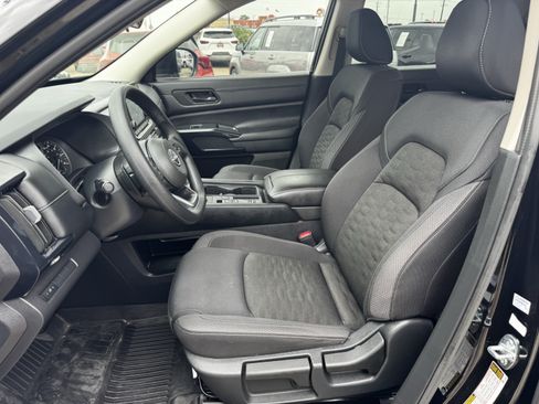 Used 2025 Nissan Pathfinder S FWD image 27