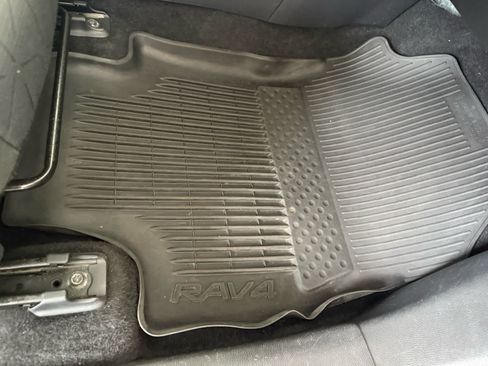 Used 2022 Toyota RAV4 XLE AWD/4WD image 9