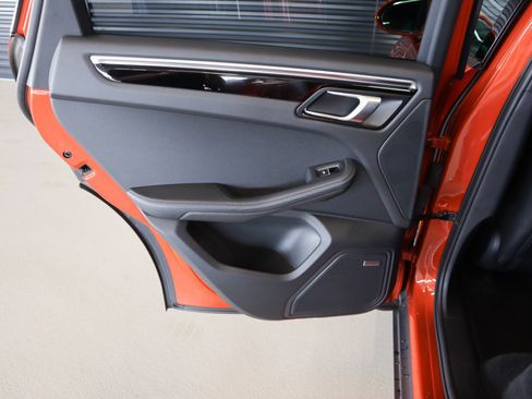 Certified 2022 Porsche Macan AWD/4WD image 23