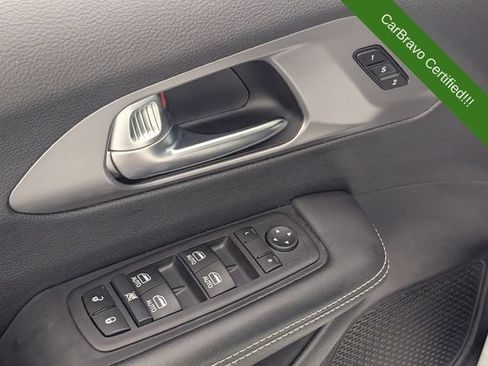 Used 2025 Chrysler Pacifica Select FWD image 12