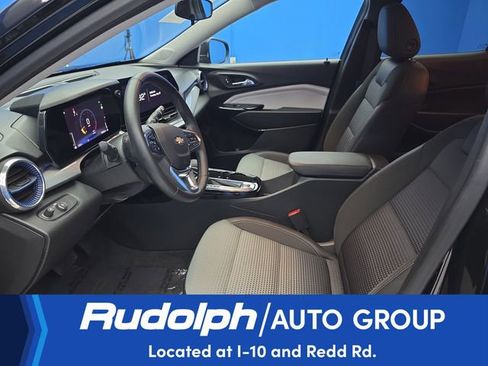 Used 2025 Chevrolet Trax LT w/ LT Convenience Package FWD image 9