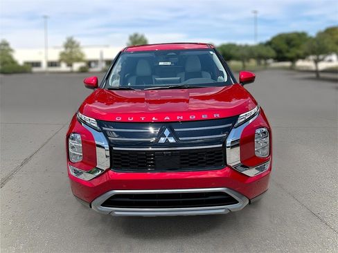 New 2025 Mitsubishi Outlander SE image 2