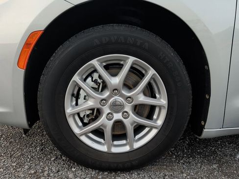 Used 2024 Chrysler Pacifica Touring-L image 12