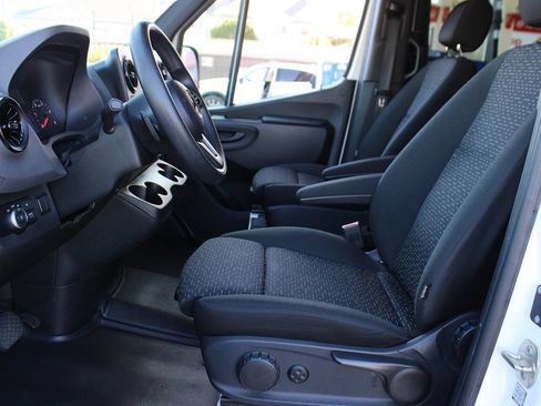 Used 2019 Mercedes-Benz Sprinter 2500 image 25