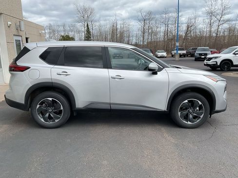 Used 2025 Nissan Rogue SV AWD/4WD image 4
