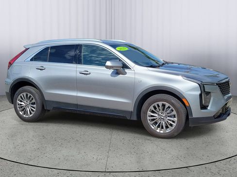 Used 2025 Cadillac XT4 Premium Luxury FWD image 2