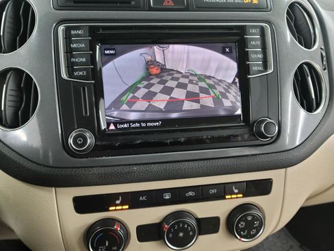 Used 2017 Volkswagen Tiguan S image 18