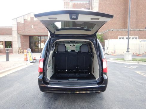 Used 2015 Chrysler Town & Country Touring-L w/ Driver Convenience Group FWD image 24