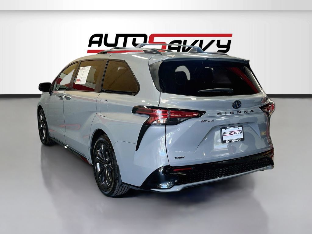 Used 2025 Toyota Sienna XSE w/ XSE Premium Package FWD image 5