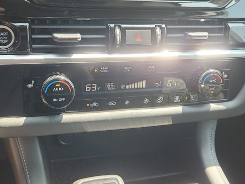 Used 2022 Nissan Pathfinder SV AWD/4WD image 16