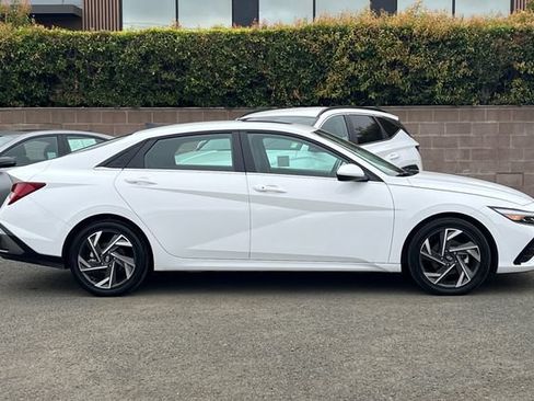 Used 2025 Hyundai Elantra SEL FWD image 3