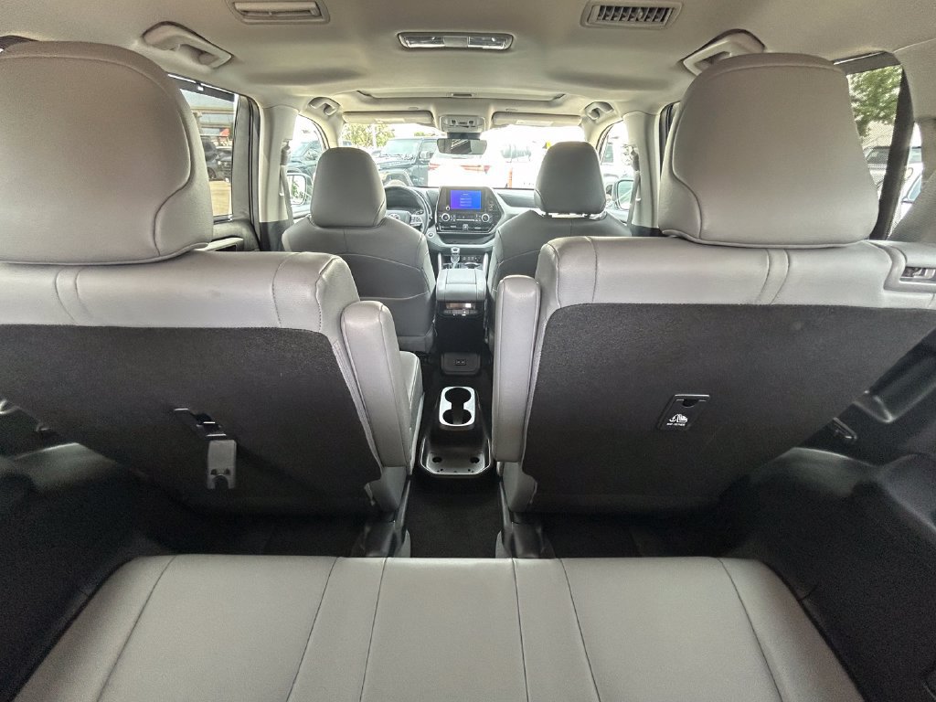 Used 2025 Toyota Highlander XLE FWD image 16