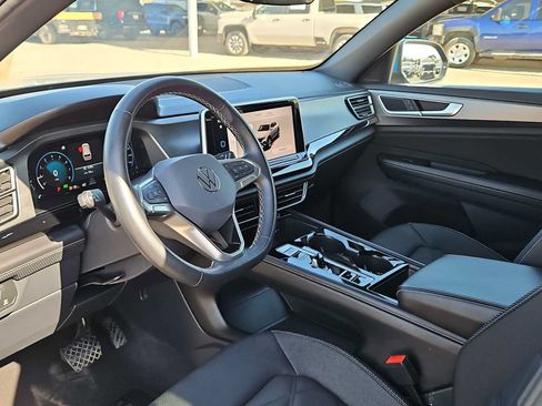 Used 2025 Volkswagen Atlas Cross Sport SE FWD image 10