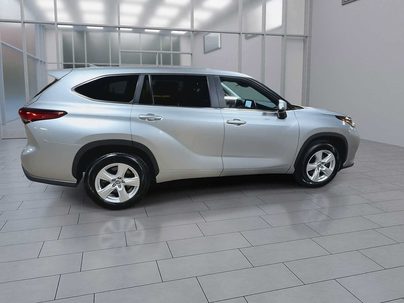 Used 2023 Toyota Highlander LE FWD image 9