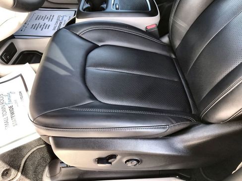 Used 2024 Chrysler Pacifica Touring-L image 12