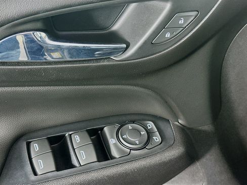 Used 2018 Chevrolet Equinox LT FWD image 15