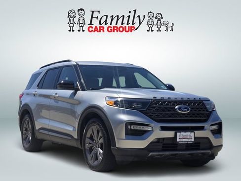 Used 2023 Ford Explorer XLT w/ Equipment Group 202A RWD image 2
