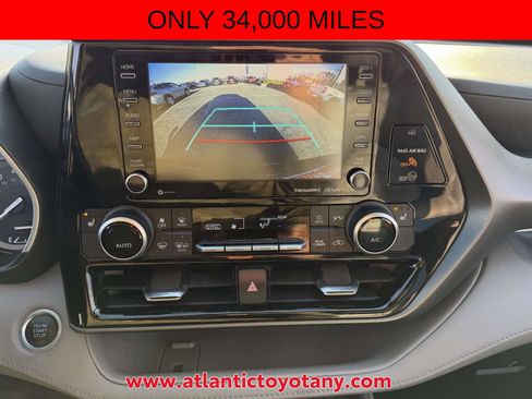 Used 2021 Toyota Highlander XLE AWD/4WD image 8