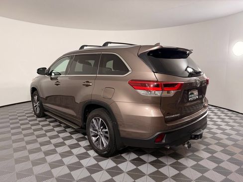 Used 2018 Toyota Highlander XLE AWD/4WD image 11