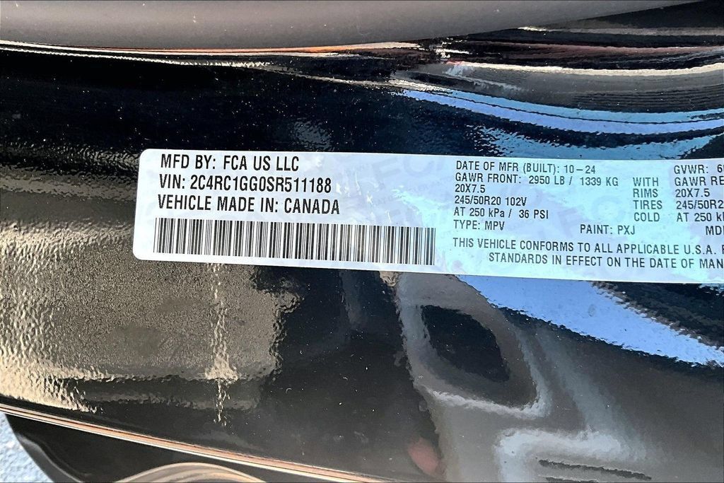 Used 2025 Chrysler Pacifica Limited FWD image 3