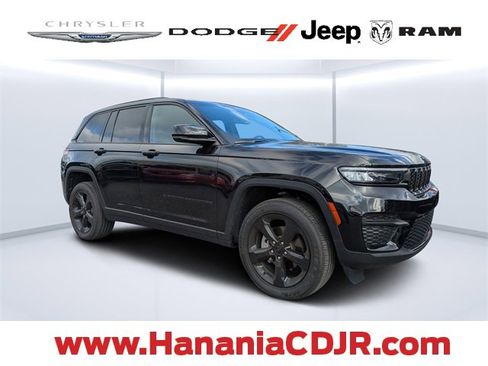 Used 2023 Jeep Grand Cherokee Altitude image 1