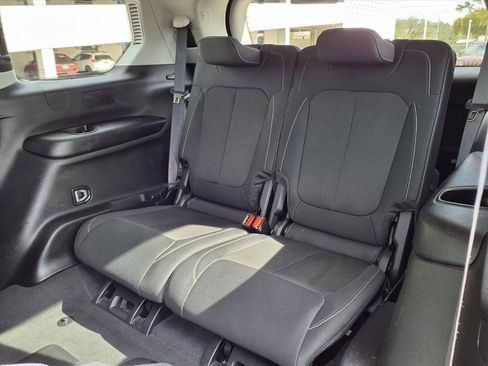 Used 2023 Jeep Grand Cherokee L Laredo image 18