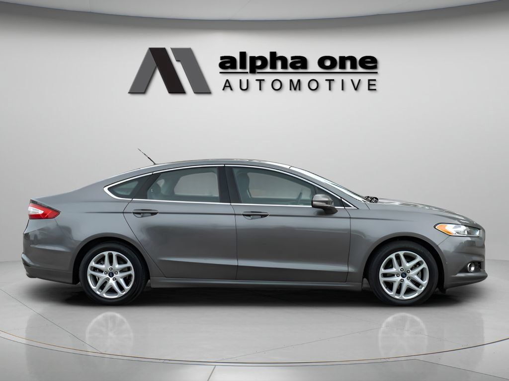 Used 2014 Ford Fusion SE w/ Equipment Group 202A FWD image 4