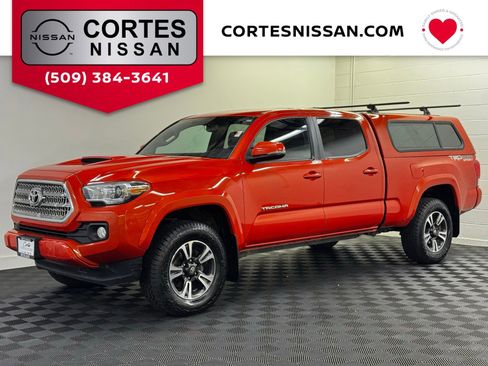 Used 2017 Toyota Tacoma TRD Sport AWD/4WD image 1